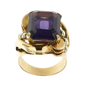 Anello cocktail vintage in oro rosa 18kt con zaffiro viola sintetico rettangolare da 11,80 ct, lavorazione decorativa con 6 sfere in oro bianco.